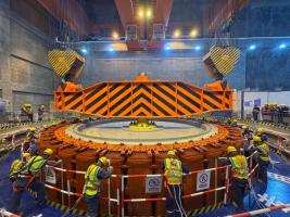 华电金上拉哇水电站首台机组转子顺利完成吊装