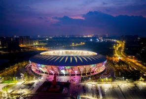 黄石球迷带巨幅国旗助威楚超揭幕战 绿茵情怀燃动全城