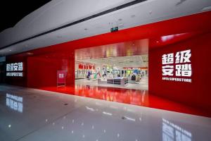 黑熊被装置卡脖？动物园：装死休息 游客误以为遇险
